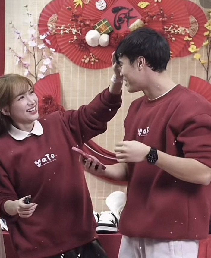 Hoà Minzy hỗ trợ Văn Toàn hết mình trong lần đầu bạn thân mở livestream bán hàng. Ảnh: Sưu tầm