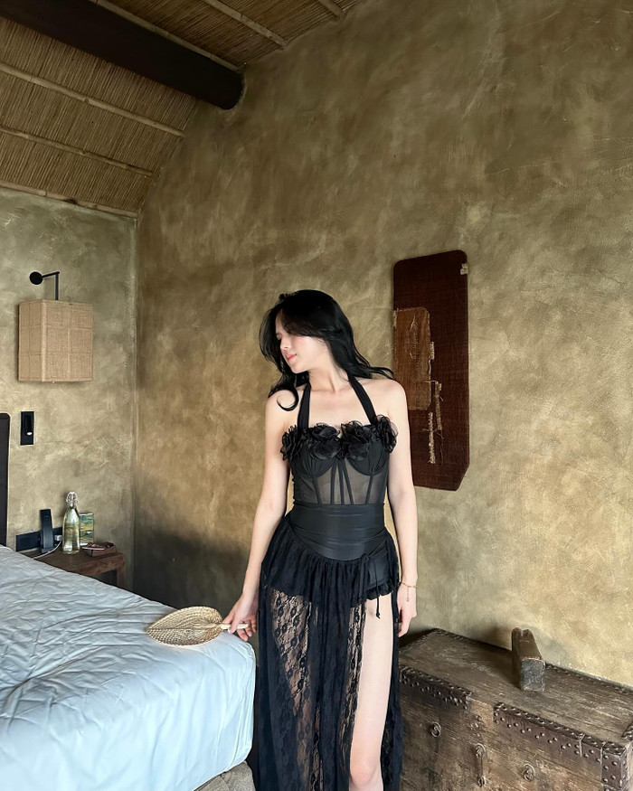 Thỉnh thoảng, Tố Uyên gây bất ngờ khi có màn 'lột xác' về phong cách. Không còn hình ảnh ngọt ngào thường thấy, vợ Văn Chung thử sức với lối ăn mặc quyến rũ. Nàng WAG trưng dụng những mẫu váy áo 'siêu short' hoặc được làm từ chất liệu ren, xuyên thấu để lộ lấp ló da thịt. (Ảnh: FBNV)