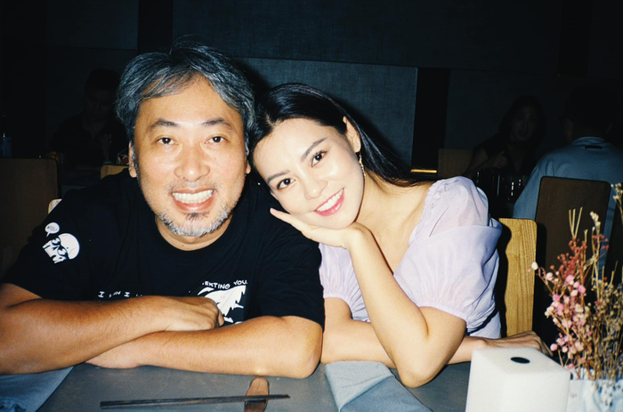 Sau nhiều năm bên nhau, cặp đôi vẫn chưa tính đến chuyện kết hôn vì cảm thấy cuộc sống hiện tại không quá khác biệt. (Ảnh: FBNV)