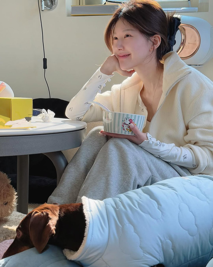 Nữ diễn viên Triệu Lộ Tư cười mỉm khi chụp ảnh. Ảnh: Instagram rooosyzh09