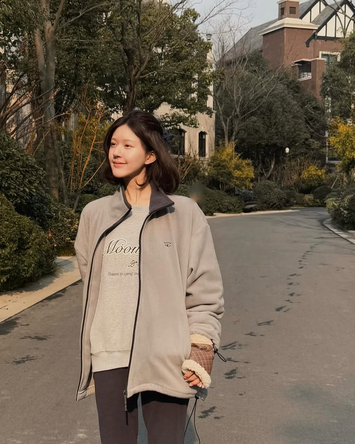 Nữ diễn viên Triệu Lộ Tư thong dong đi bộ. Ảnh: Instagram rooosyzh09