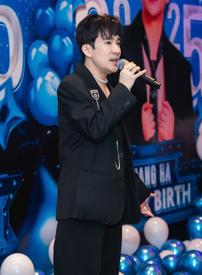 Quang Hà trong buổi tiệc sinh nhật mới đây.