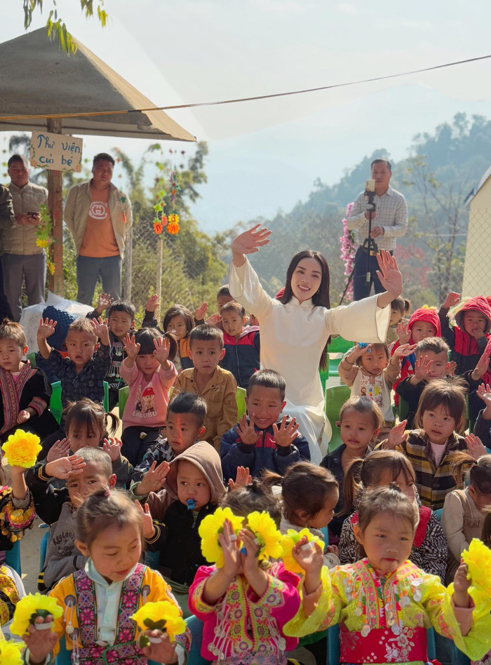 Hoa hậu Kỳ Duyên đặc biệt quan tâm đến vấn đề giáo dục của trẻ em vùng cao. (Ảnh: FBNV)