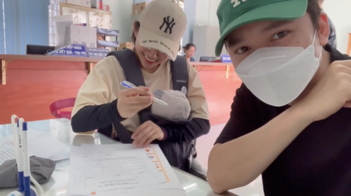 Cặp đôi đưa con gái đi đăng kí kết hôn sau 2 năm về chung nhà. (Ảnh: FBNV)