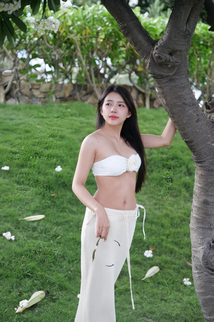 Vợ Phan Mạnh Quỳnh sở hữu nhan sắc xinh đẹp cùng vóc dáng nóng bỏng dù đã trải qua 1 lần sinh nở. (Ảnh: FBNV)