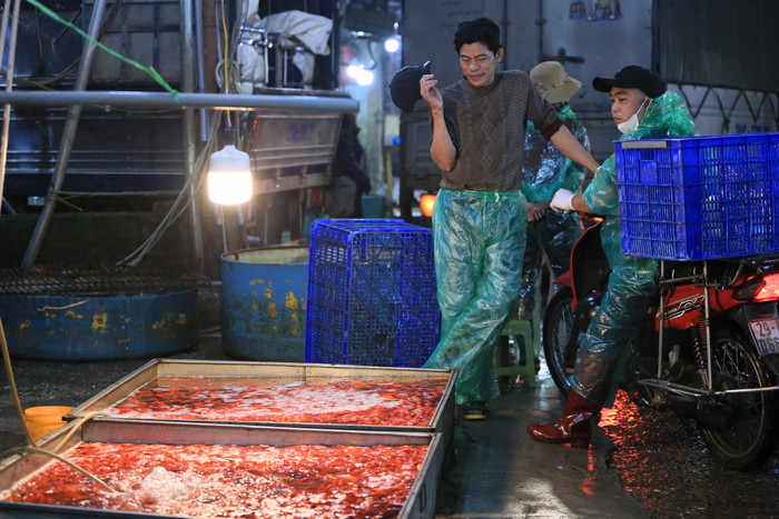 Nhiều tiểu thương có mặt ở chợ đầu mối Yên Sở từ sớm để chọn mua cá