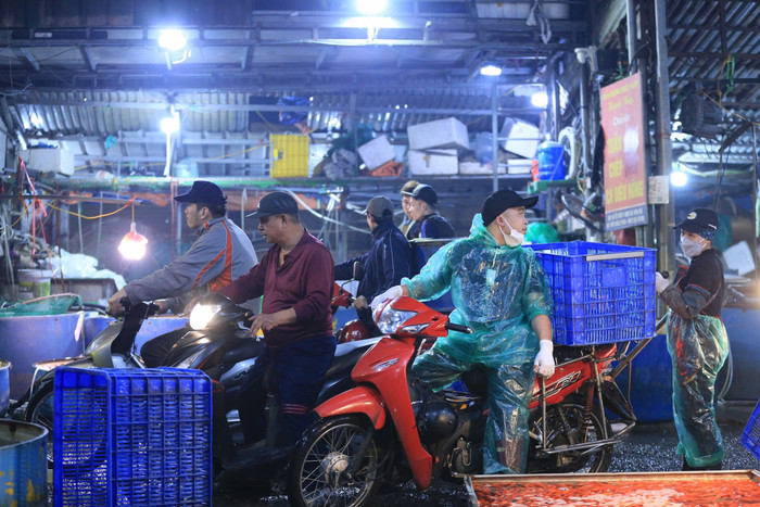 Nhộn nhịp ở khu chợ cá lớn nhất Hà Nội trước ngày ông Công ông Táo Ảnh 5