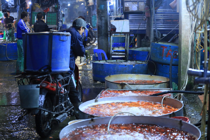 Nhộn nhịp ở khu chợ cá lớn nhất Hà Nội trước ngày ông Công ông Táo Ảnh 1