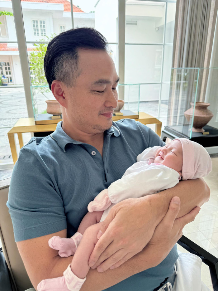 Chi Bảo ra dáng bố bỉm cực khéo khi chăm sóc các con. (Ảnh: FBNV)