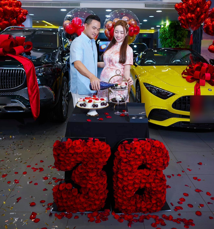 Nam diễn viên dành tặng vợ quà 'khủng' vào mỗi dịp đặc biệt. (Ảnh: FBNV)