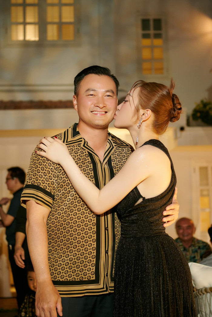 Ở tuổi 52, Chi Bảo dành thời gian kinh doanh và tận hưởng cuộc sống hạnh phúc bên cạnh vợ và các con. (Ảnh: FBNV)