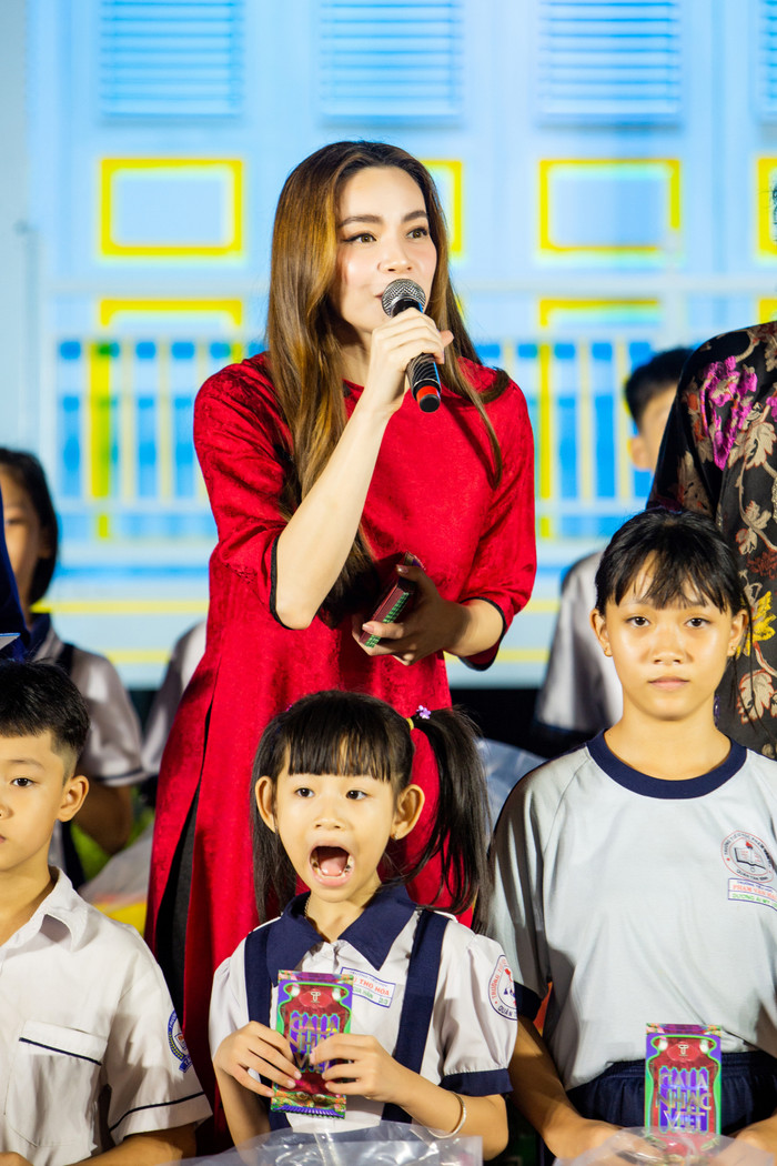 Hồ Ngọc Hà diện áo dài đỏ nổi bật, trao quà Tết cho trẻ em mồ côi lẫn có hoàn cảnh khó khăn tại TP.HCM.