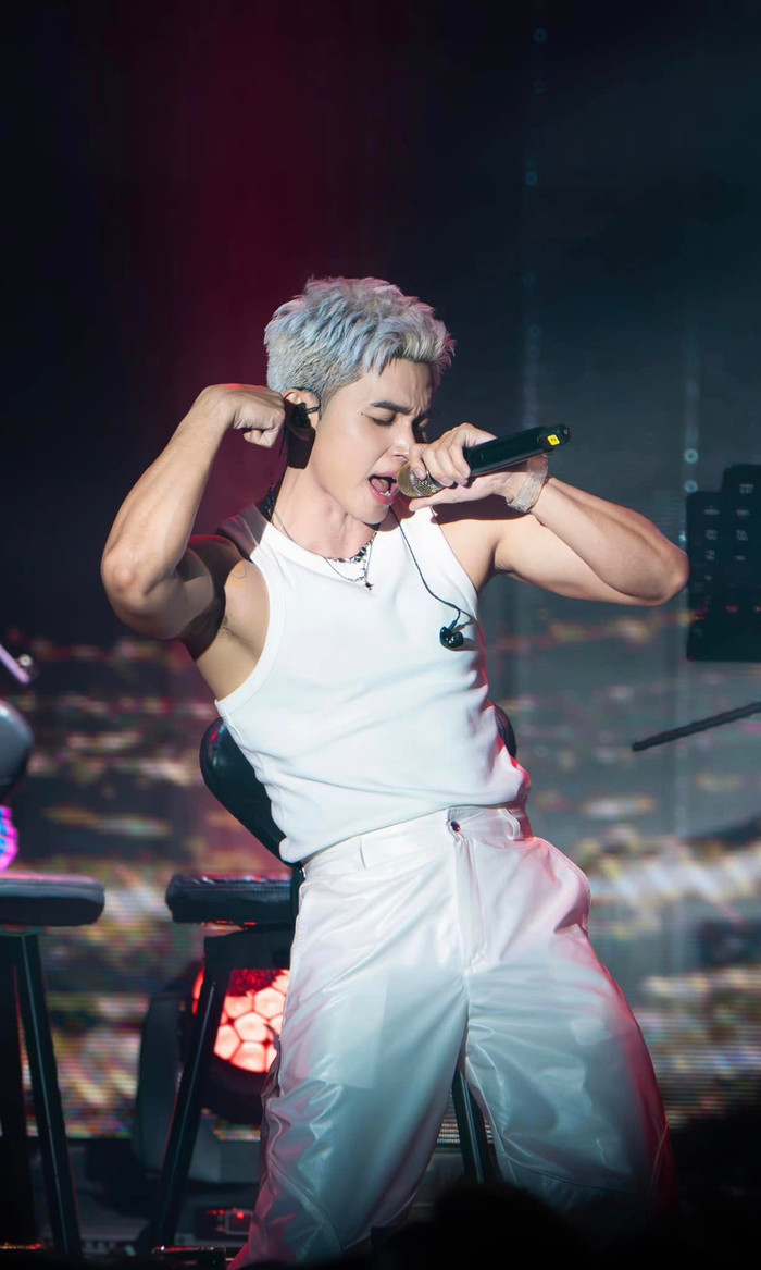 Anh chàng tuổi Tỵ không chỉ là ca sĩ, mà còn là MC, tham gia nhiều gameshow và đóng phim. (Ảnh FBNV)