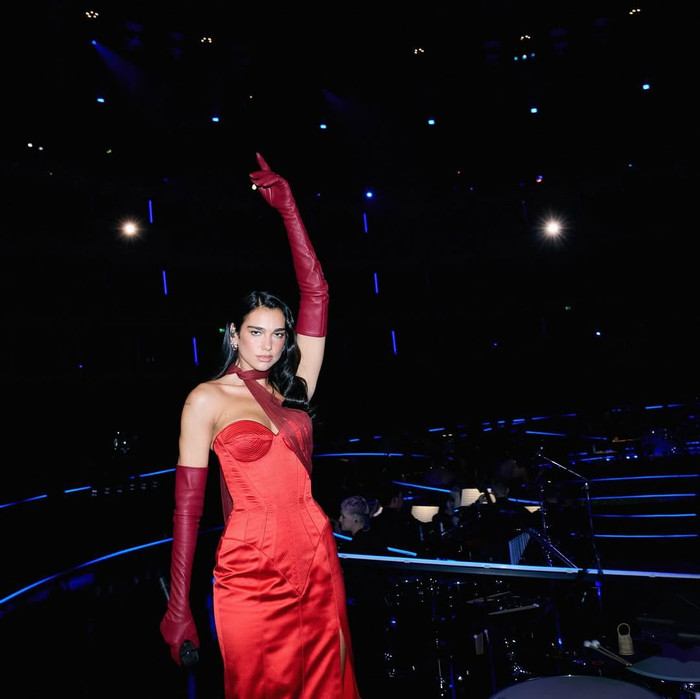 Nữ ca sĩ bị người lạ đột nhập vào khách sạn, đợi bên ngoài cửa phòng ngủ Ảnh 3