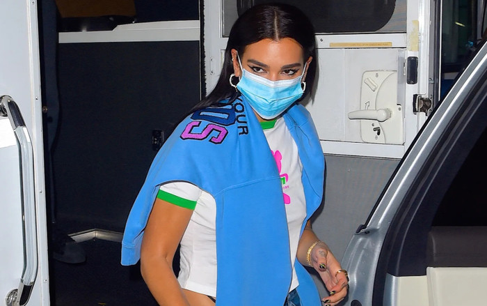 Nữ ca sĩ bị người lạ đột nhập vào khách sạn, đợi bên ngoài cửa phòng ngủ Ảnh 2