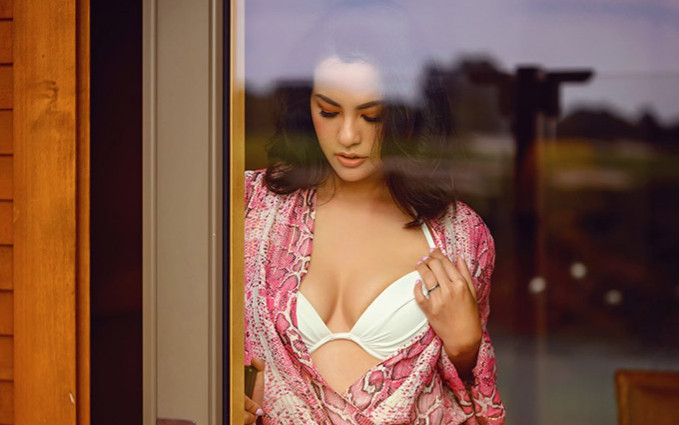 Cựu siêu mẫu Việt U50 gây sốt với khoảnh khắc không mặc nội y Ảnh 2