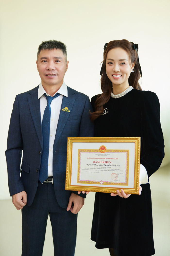 NSND Công Lý nhận bằng khen từ UBND Thành phố Hà Nội - Ảnh: Vietnamnet.