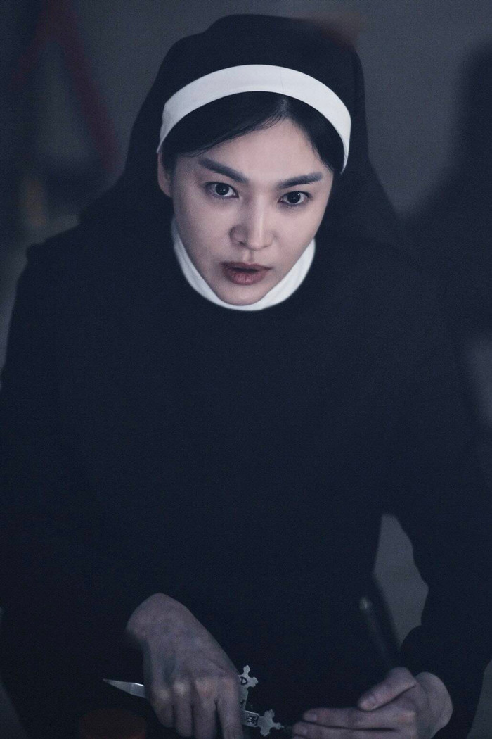 Song Hye Kyo đã bỏ nhiều công sức luyện tập cho vai diễn nữ tu trừ tà trong Dark Nuns.