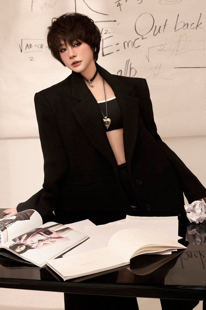 Hoàng Kim Ngọc gây ấn tượng mạnh mẽ với phong cách cá tính cùng mái tóc tém rất thời trang. 