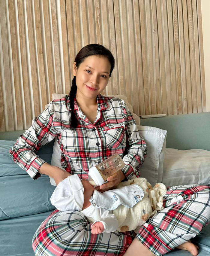 Phương Trinh Jolie bên cạnh con trai Loka. Ảnh: FBNV