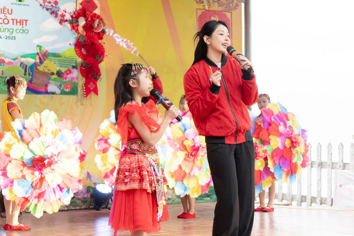 Chi Pu tích cực đi làm thiện nguyện. Ảnh: FBNV