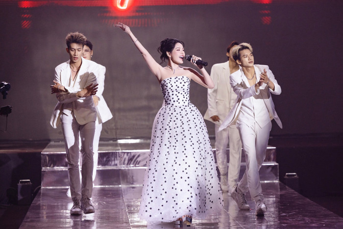 Chi Pu luôn thể hiện tinh thần chuyên nghiệp mỗi khi xuất hiện trên sân khấu. Ảnh: FBNV