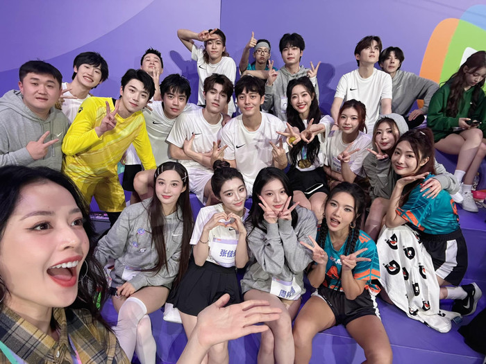 Chi Pu luôn thể hiện sự hồ hởi, vui vẻ trong một lần sang Trung Quốc 'chạy show'. Ảnh: FBNV