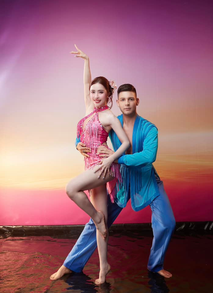 Quỳnh Nga và Valkov ở đêm thi Cuộc chiến hoa thần. 