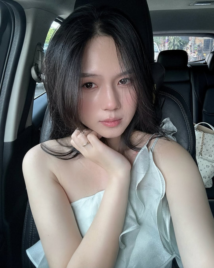 Gu thời trang của Tố Uyên - vợ của trung vệ Thành Chung thể hiện rõ sự đa dạng và sang chảnh. Nàng WAG không ngần ngại thử sức ở nhiều phong cách từ kín đáo, sang trọng đến gợi cảm, tôn dáng nuột nà. Bên cạnh đó, vợ Thành Chung không quên 'kết thân' với một số mẫu túi xách hàng hiệu mang mức giá khiến khán giả choáng ngợp. Nhiều người còn xuýt xoa và hết lời ngợi khen Tố Uyên ra dáng 'phú bà' chính hiệu. (Ảnh: FBNV)