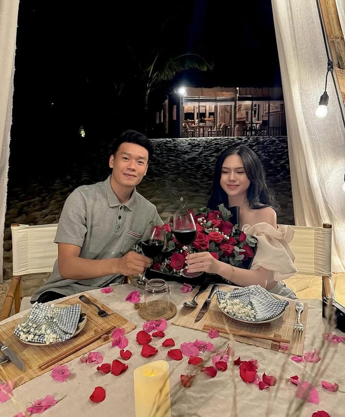 Tố Uyên được chồng cưng chiều hết mực và chăm sóc chu đáo. Cả hai không ngần ngại khoe những thước ảnh thân mật, ngọt đến 'sâu răng' khiến công chúng xuýt xoa, ghen tị. (Ảnh: FBNV)