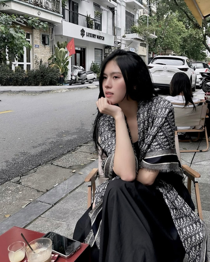 Ngoài những mẫu túi xách, vợ Thành Chung còn đầu tư tiền để mua một số món phụ kiện khác. Trong đó có mẫu khăn len mang họa tiết monogram đến từ 'nhà mốt' xa xỉ của nước Pháp. Món phụ kiện này được bán với mức giá niêm yết khoảng 24 triệu đồng. (Ảnh: FBNV)