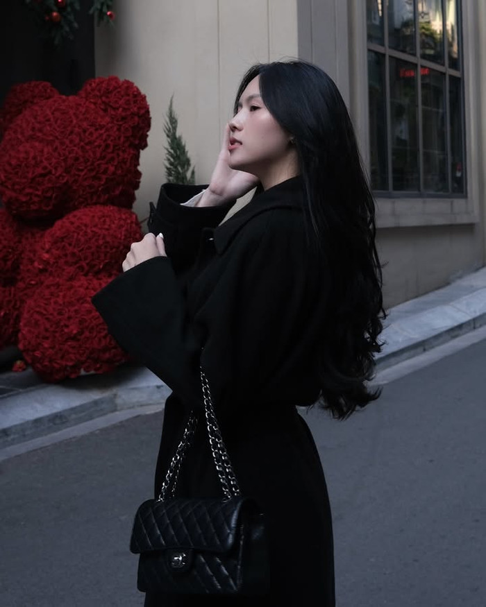 Tủ đồ của vợ Thành Chung còn có sự góp mặt của mẫu túi nắp gập classic, được làm từ chất liệu da và mang tông màu đen. Tố Uyên được cho đã phải chi gần 300 triệu đồng để sắm món phụ kiện này. (Ảnh: FBNV)