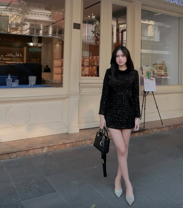 Trong một lần xuống phố dạo chơi, vợ Thành Chung diện mẫu váy ngắn, được làm từ chất liệu sequin lấp lánh. Trang phục này giúp nàng Tố Uyên khoe khéo đôi chân nuột nà, trắng sáng. Để tăng thêm phần 'chanh xả', vợ Thành Chung phối cùng mẫu túi xách đến từ 'nhà mốt' có Jisoo (BLACKPINK) làm đại sứ toàn cầu. Món phụ kiện này có mức giá dao động từ 170 triệu đồng - 185 triệu đồng tùy thuộc vào kích thước. (Ảnh: FBNV)