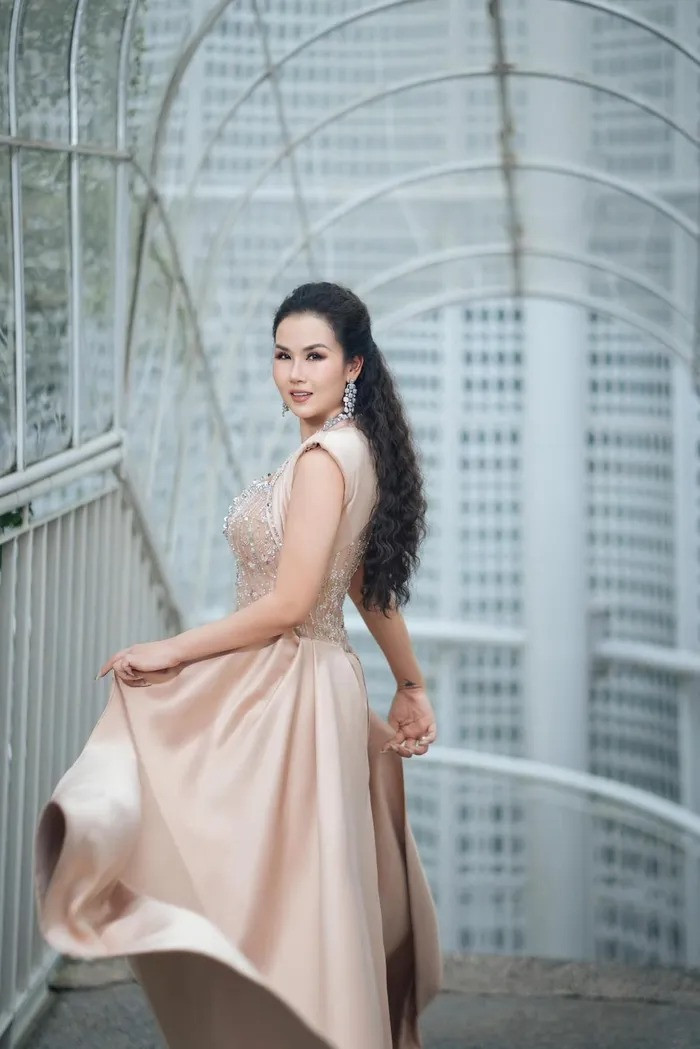 Võ Hạ Trâm than phiền vì trong ảnh mập hơn ở ngoài đời. (Ảnh FBNV)