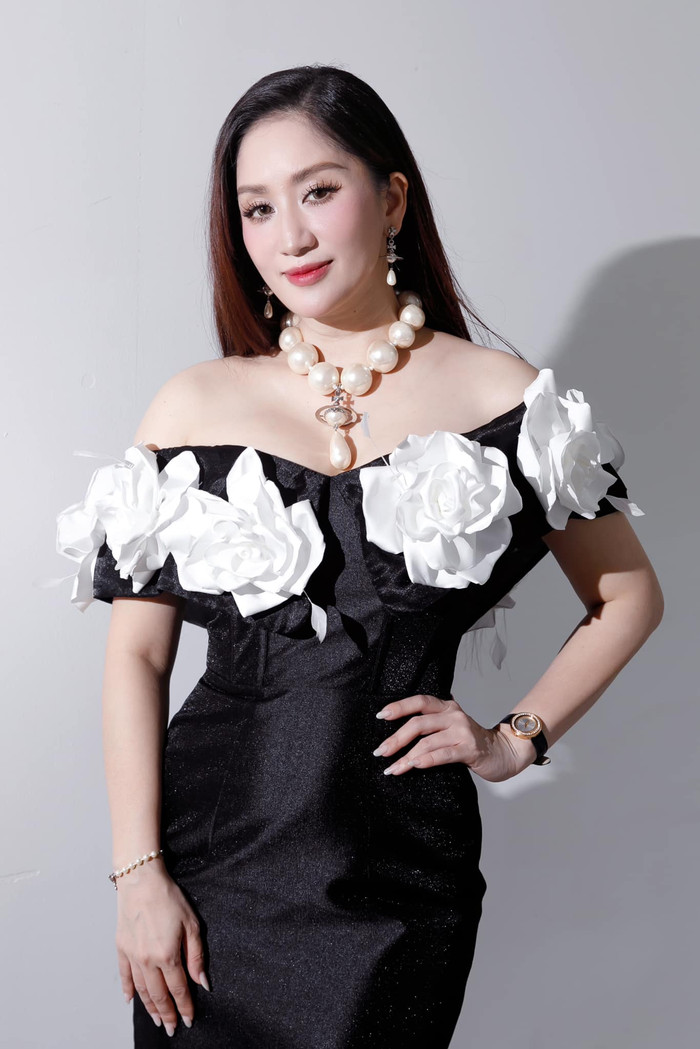 Khánh Thi diện váy phô trọn thân hình gợi cảm. Ảnh: FBNV