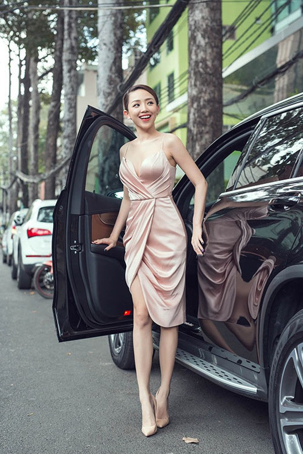 Tóc Tiên sở hữu chiếc xế hộp Mercedes trị giá 2 tỷ đồng. (Ảnh FBNV)