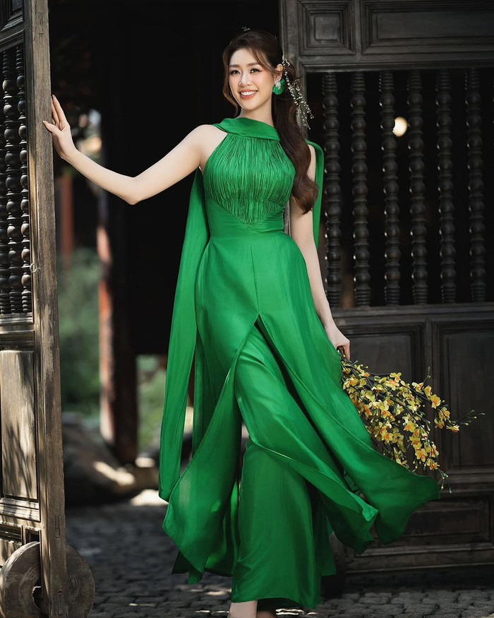 Hoa hậu Khánh Vân khoe khéo nhan sắc tươi mới, rạng rỡ khi diện tà áo dài mang màu xanh lá cây bắt mắt. Thiết kế này được làm theo form dáng hiện đại, phần cổ lấy cảm hứng từ áo tứ thân. Không những vậy, chiếc áo dài của Hoa hậu Khánh Vân còn được tạo điểm nhấn bằng đường vân xếp ly, dập nổi ở ngực và chi tiết xẻ tà cao. (Ảnh: FBNV)