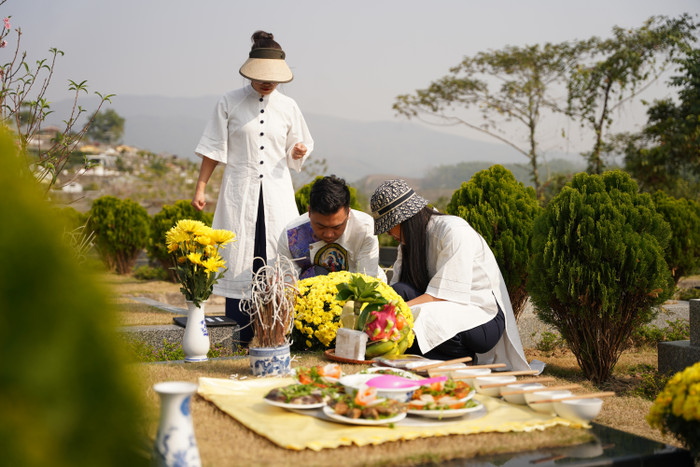 Người dân Thủ đô 'đội rét' đi tảo mộ cuối năm Ảnh 2