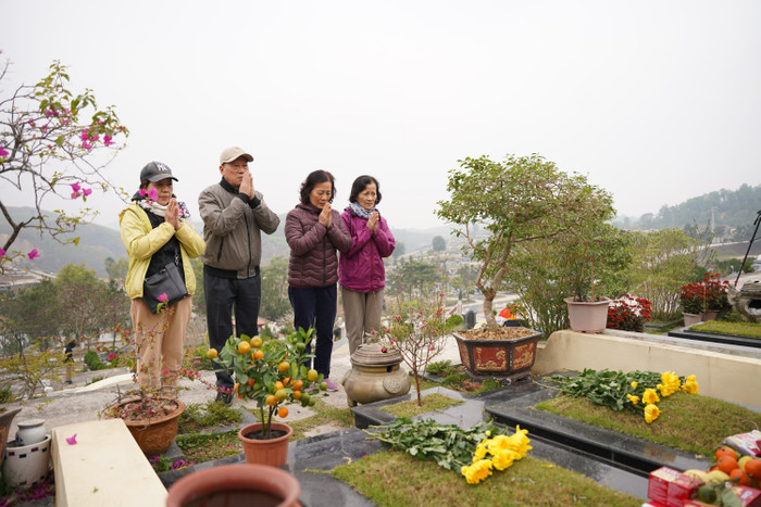 Người dân Thủ đô 'đội rét' đi tảo mộ cuối năm Ảnh 8