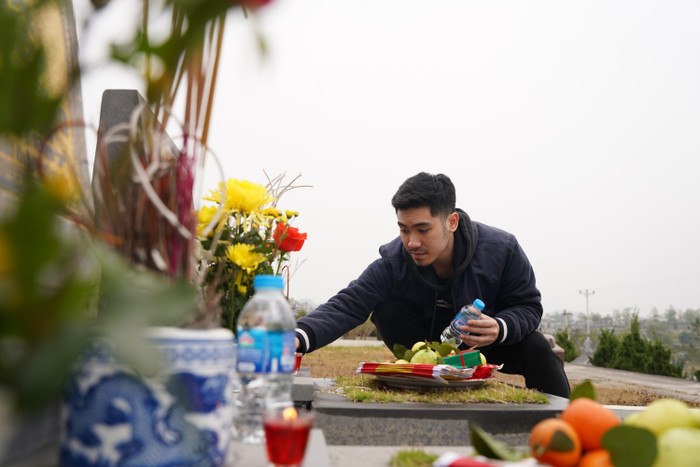 Người dân Thủ đô 'đội rét' đi tảo mộ cuối năm Ảnh 1