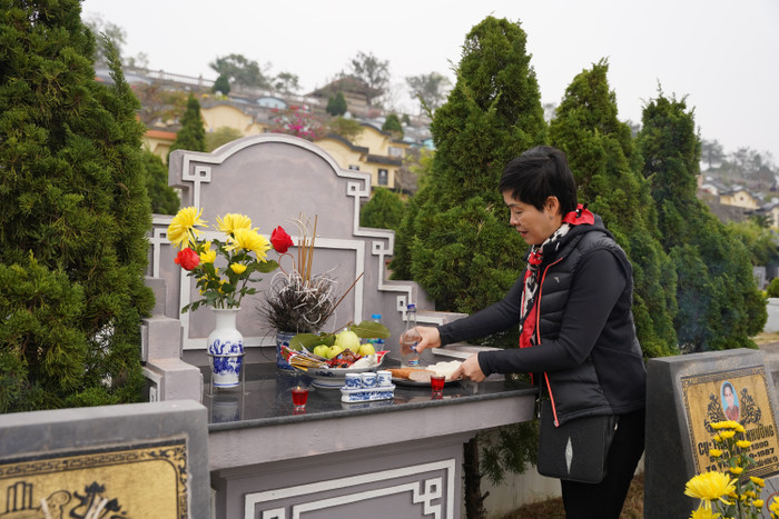 Người dân Thủ đô 'đội rét' đi tảo mộ cuối năm Ảnh 5