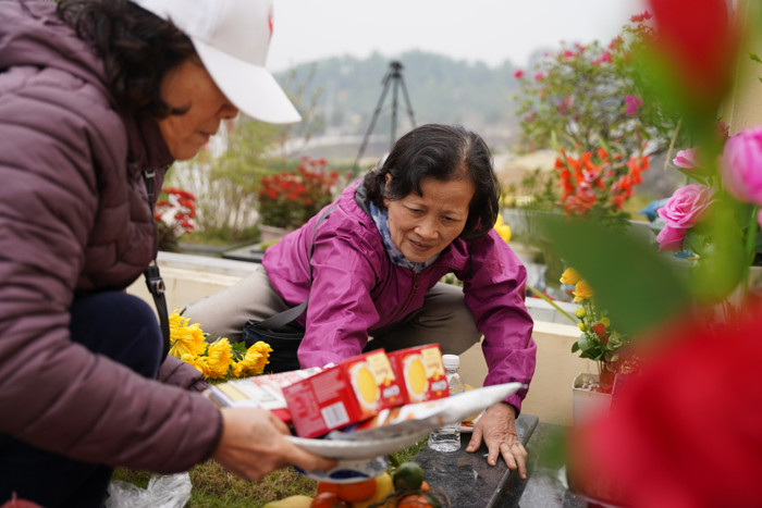 Người dân Thủ đô 'đội rét' đi tảo mộ cuối năm Ảnh 7