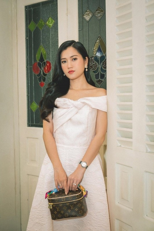Lâm Vỹ Dạ sở hữu nhiều món đồ hiệu đắt đỏ. (Ảnh FBNV)