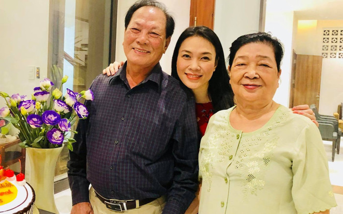 Mỹ Tâm xuất hiện trong ngày đặc biệt của bố mẹ, góp vui văn nghệ với bản hit trăm triệu view Ảnh 2