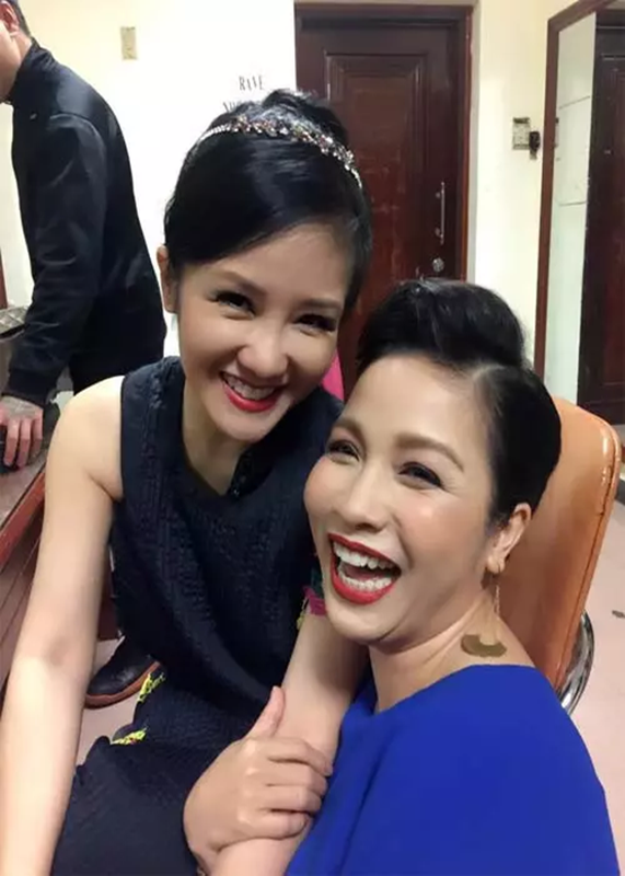 Mỹ Linh và Hồng Nhung vốn thân thiết với nhau. Nữ ca sĩ bất ngờ khi nghe về bệnh tình của đồng nghiệp.