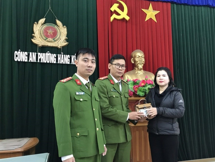 Chị Nguyễn Thị Minh nhận lại tài sản đánh rơi. Ảnh: Công an TP Hải Phòng