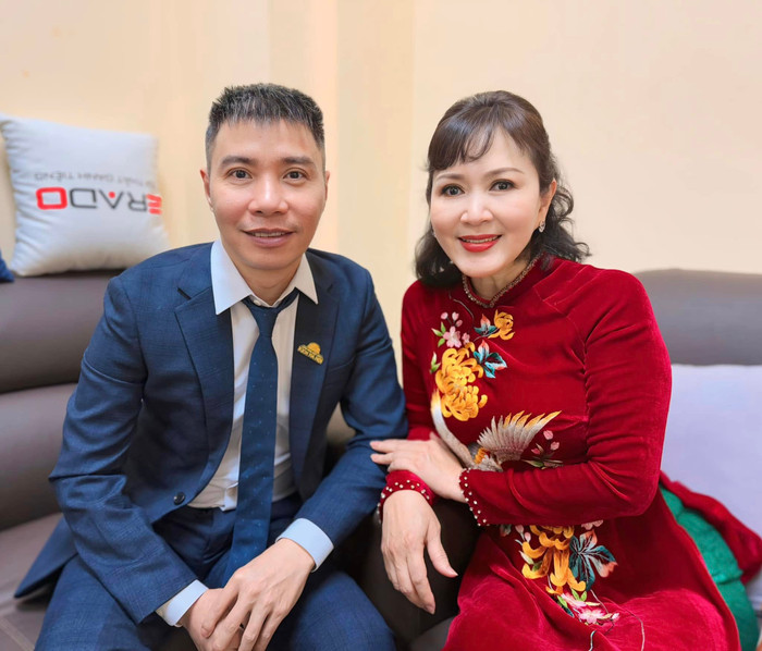 NSND Minh Hòa hội ngộ NSND Công Lý nhân dịp 65 năm thành lập Nhà hát Kịch Hà Nội.