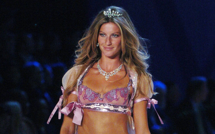 Siêu mẫu được diện bikini đính kim cương hơn 340 tỷ giữ gìn sắc vóc đỉnh cỡ nào? Ảnh 2