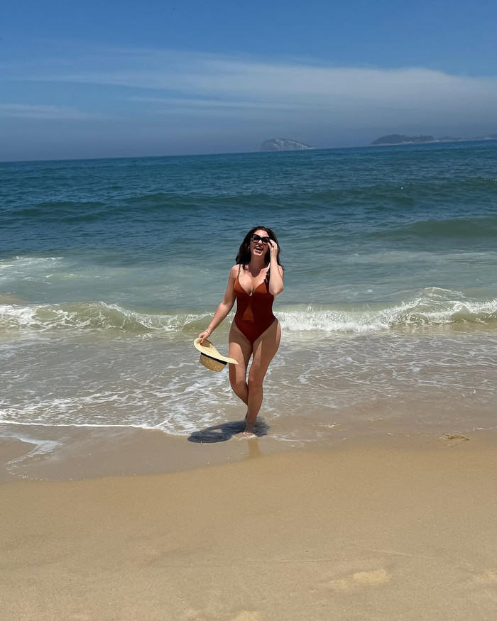 Nữ ca sĩ 43 tuổi diện bikini khoe dáng trên biển, khó tin trước ngoại hình sau 5 lần sinh nở Ảnh 5