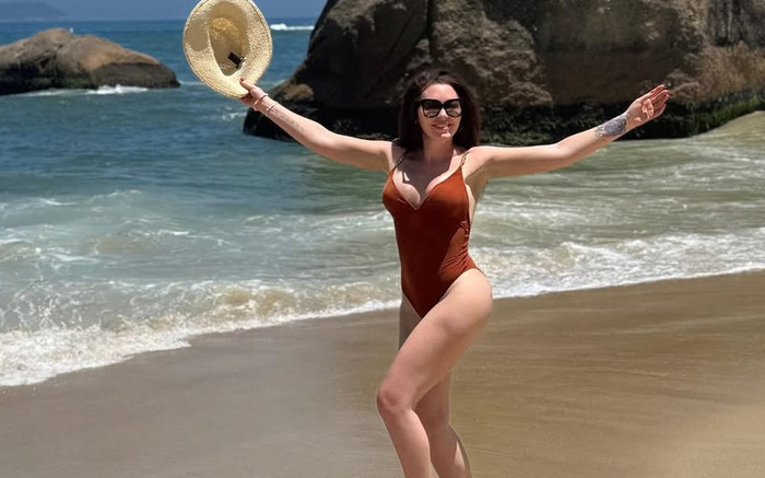 Nữ ca sĩ 43 tuổi diện bikini khoe dáng trên biển, khó tin trước ngoại hình sau 5 lần sinh nở Ảnh 2